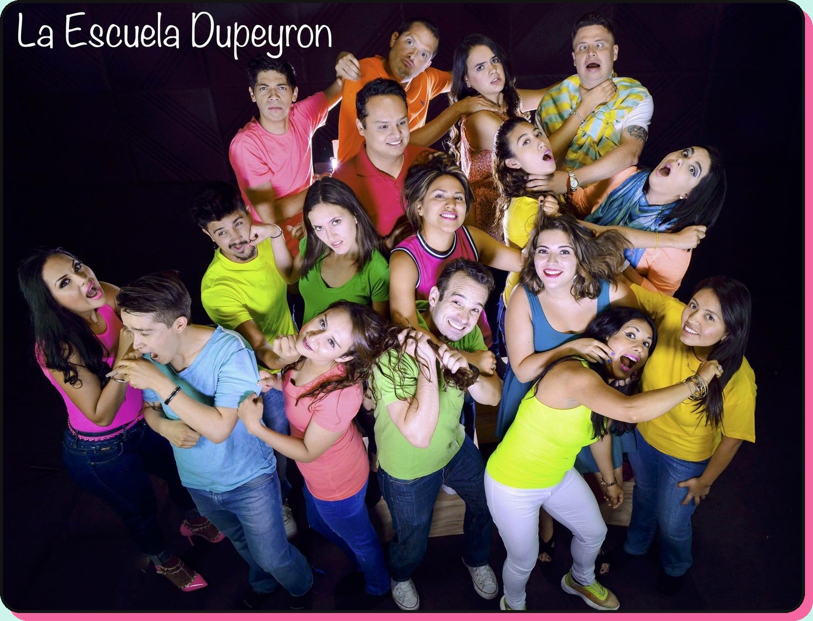 Grupo en taller de actuación de la Escuela Dupeyron en estudio